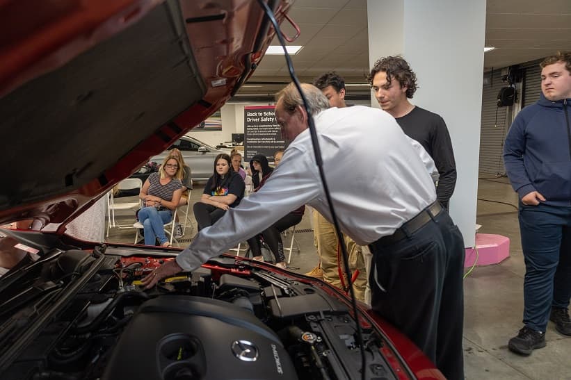AutoNation lanza clínicas gratuitas de cuidado del automóvil para educar a conductores jóvenes en Dallas-Fort Worth