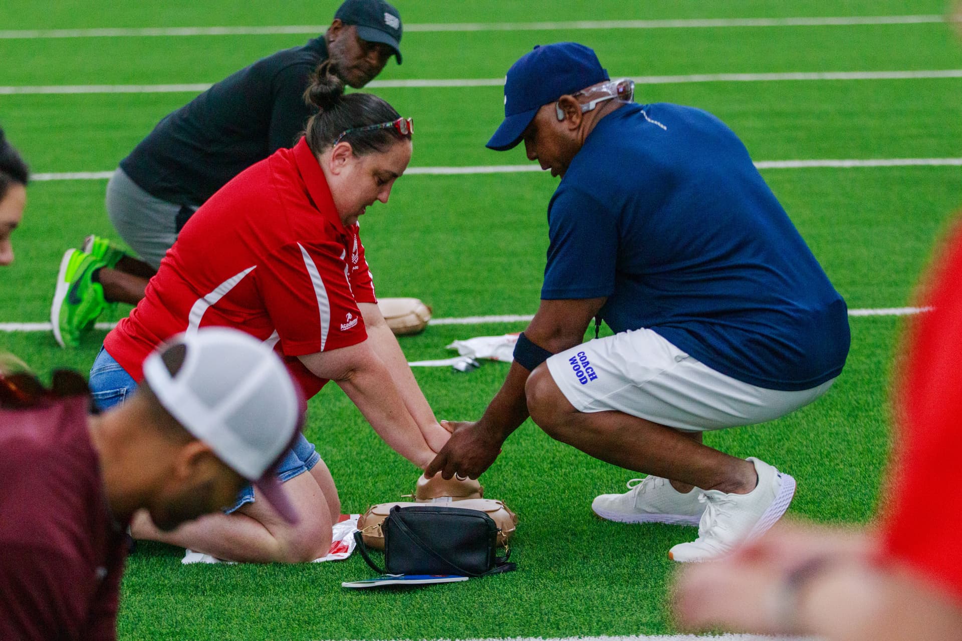 Houston Texans y la Asociación Americana del Corazón capacitan a entrenadores juveniles en técnicas de RCP que salvan vidas