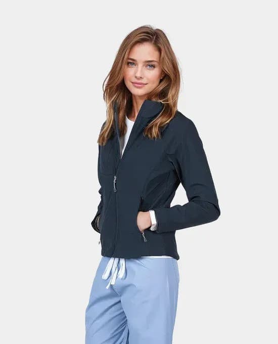 Blue Sky Scrubs Lanza Nueva Colección de Batas Médicas para Mujeres Enfocada en Comodidad, Estilo y Sostenibilidad