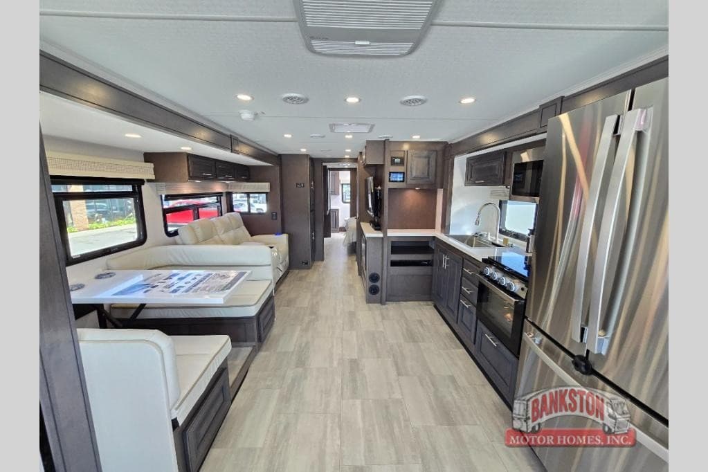 Bankston Motor Homes amplía su inventario de vehículos recreativos con Lance Camper 650 y diversas opciones de autocaravanas