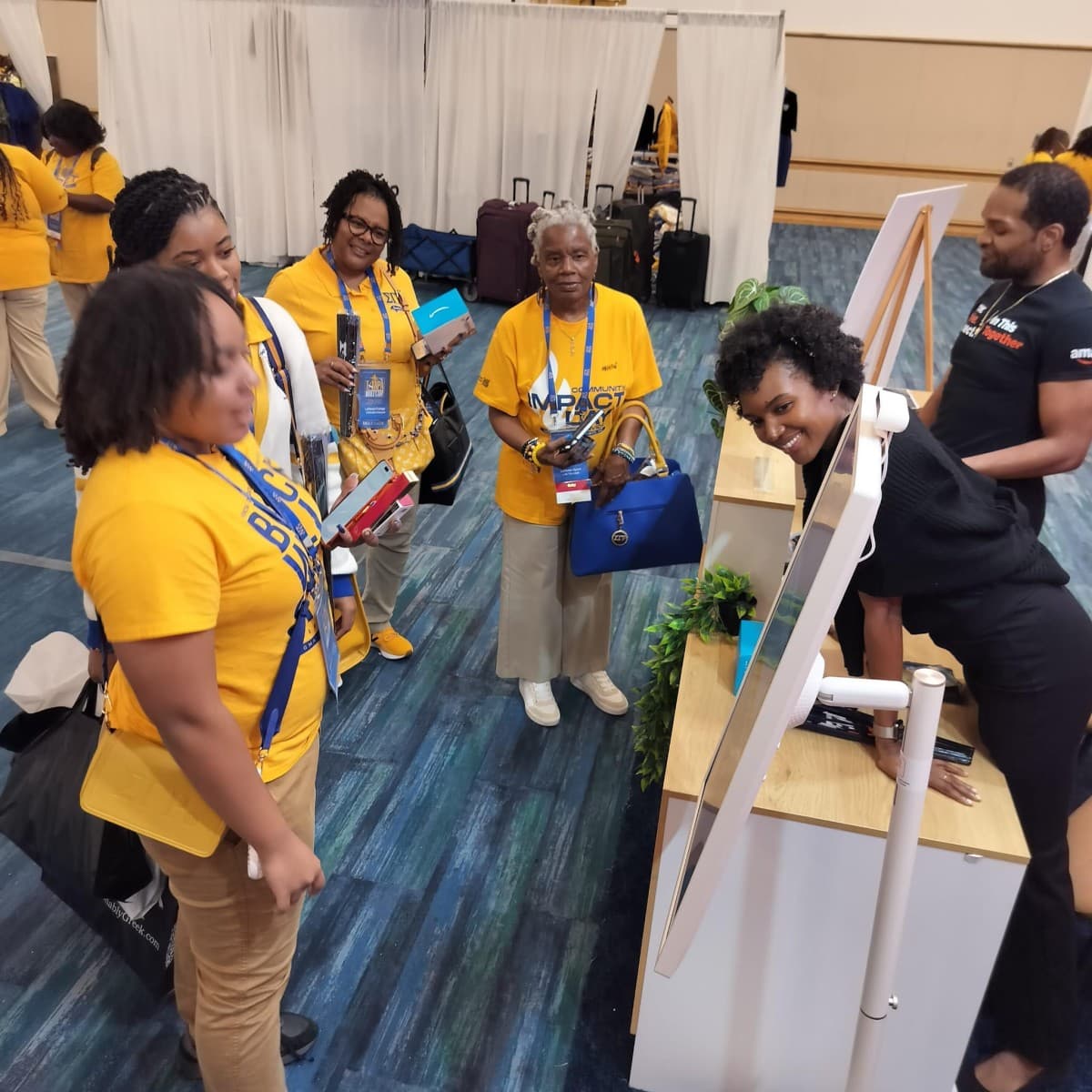 Purple Exhibits Completa la Construcción de un Aula de IA para Amazon en la Convención de Sigma Gamma Rho en Tampa