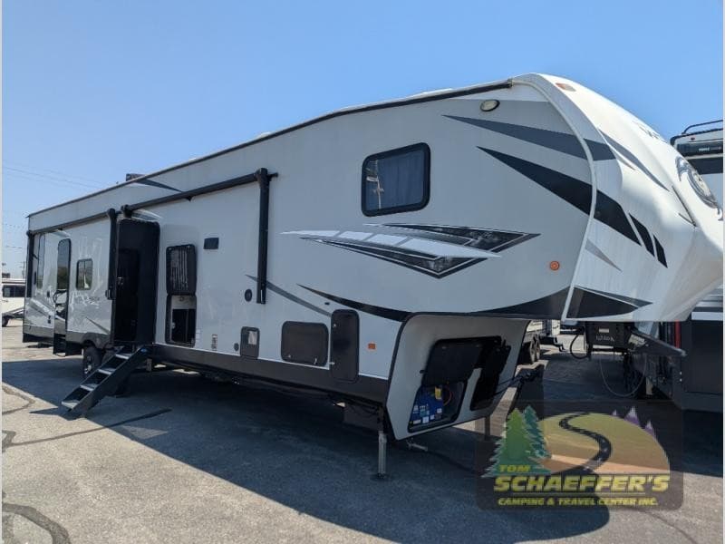 Tom Schaeffer's RV Superstore amplía su inventario con remolques quinta rueda Keystone Sprinter y campers Wolf