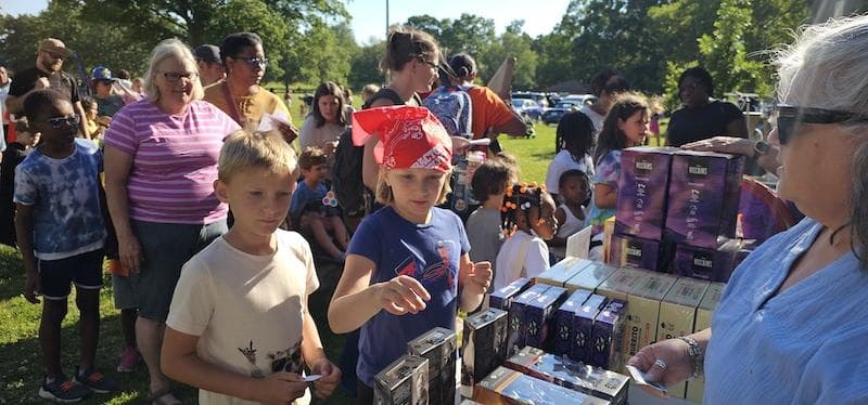 La iniciativa 'Sé un Santa de Verano' de Toys for Tots lleva alegría a los niños durante todo el año