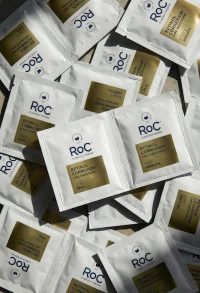 RoC Skincare lanza toallitas exfoliantes de 2 pasos para usar en casa que ofrecen resultados de grado clínico sin el precio elevado