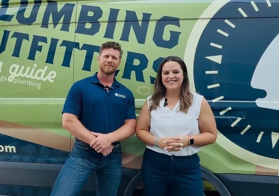 Ashley Stroud, COO de Plumbing Outfitters, Obtiene Licencia de Plomero Maestro, Rompiendo Barreras en los Oficios Especializados de Texas