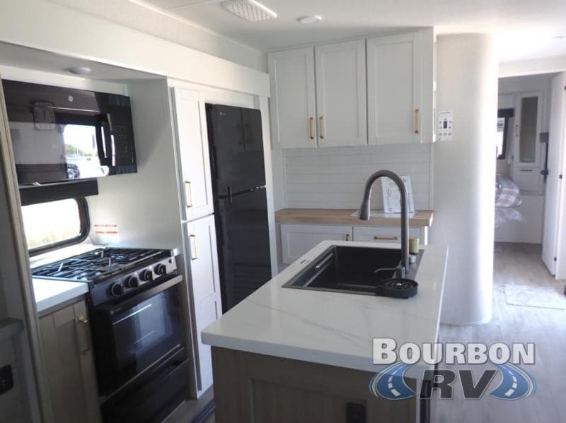 Bourbon RV Amplía su Inventario con Remolques Gulf Stream y Retro