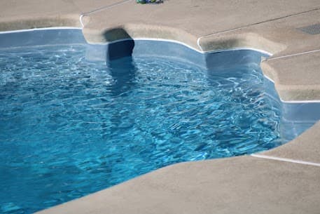 Las piscinas de fibra de vidrio ganan popularidad en Oklahoma como opción duradera y de bajo mantenimiento
