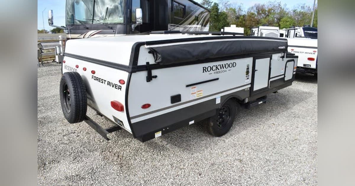 Topper's RV amplía la disponibilidad de caravanas plegables en todo Texas, ofreciendo opciones ligeras y de quinta rueda
