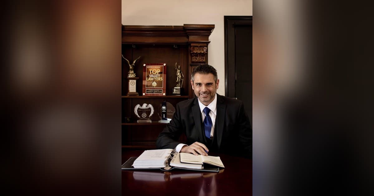 El abogado de Arizona Larry Lazzara rescata a siete nadadores, demostrando valores de valentía y defensa relevantes para Texas