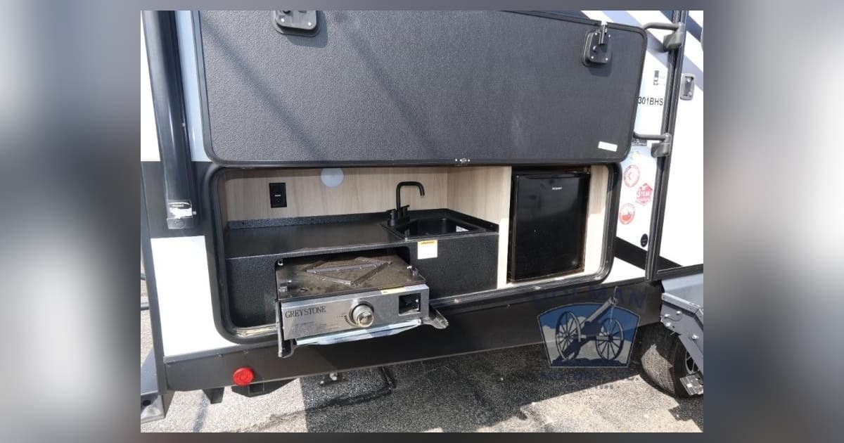 Holman RV amplía su inventario de Batavia con tres vehículos de carga recreativos Forest River Cherokee Wolf Pack