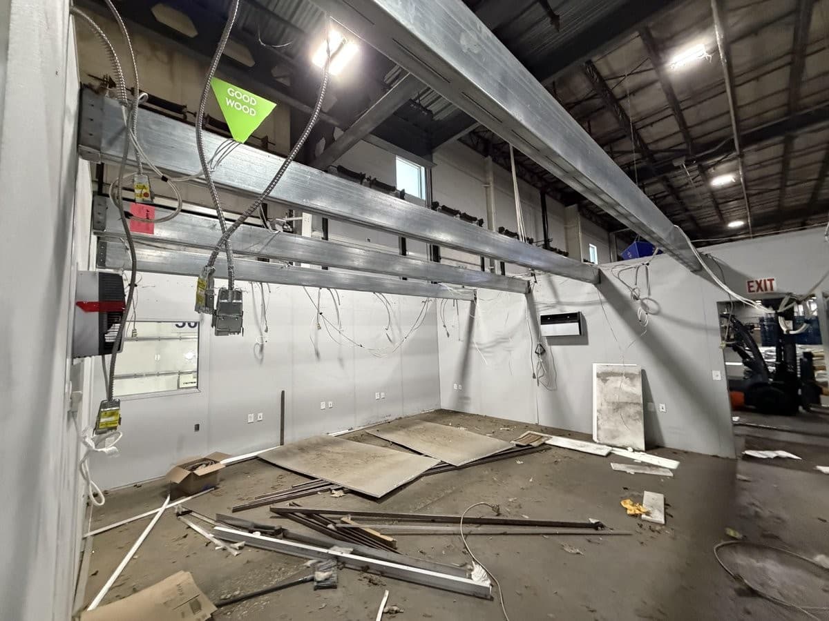 SoFlo Installations lleva 20 años de experiencia modular a empresas de Texas, agilizando la expansión de espacios de trabajo