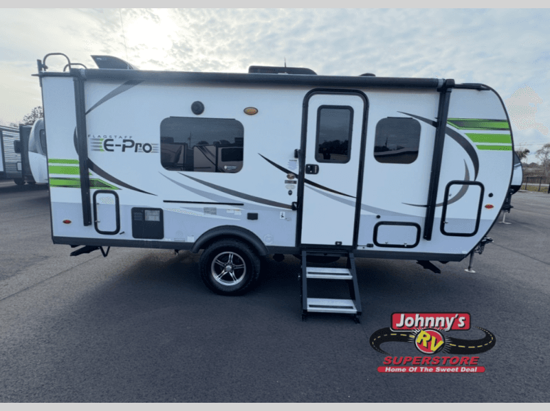 Johnny's RV Superstore amplía su inventario para satisfacer la creciente demanda en la Costa del Golfo
