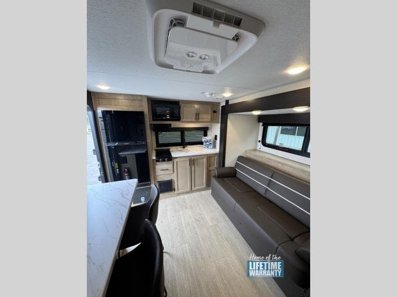 Royal Coach RV amplía su inventario en Bakersfield con quinta ruedas Raptor y más