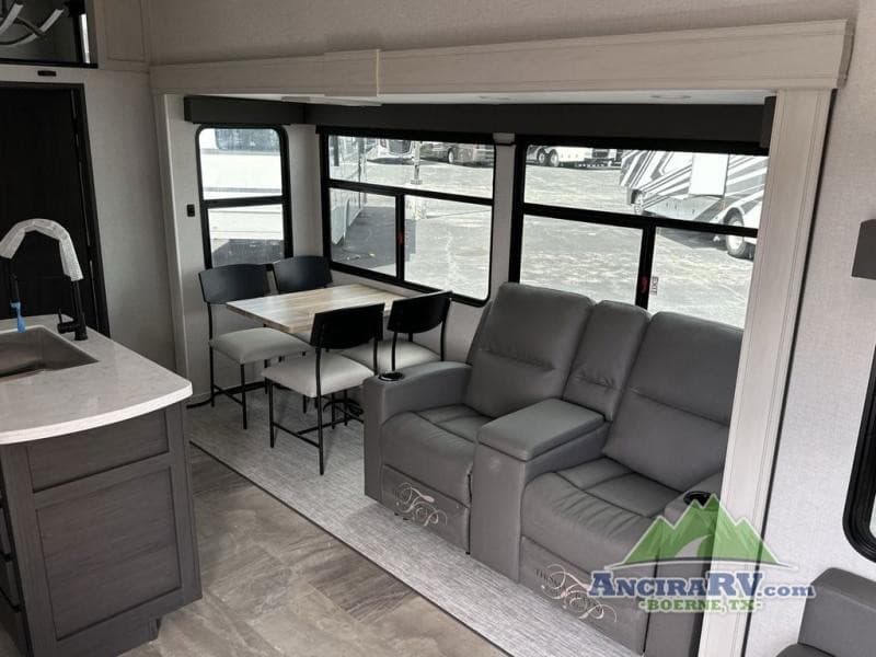 Ancira RV de Boerne ofrece $10,000 en efectivo para clientes en autocaravanas Newmar durante el evento Smart Buy