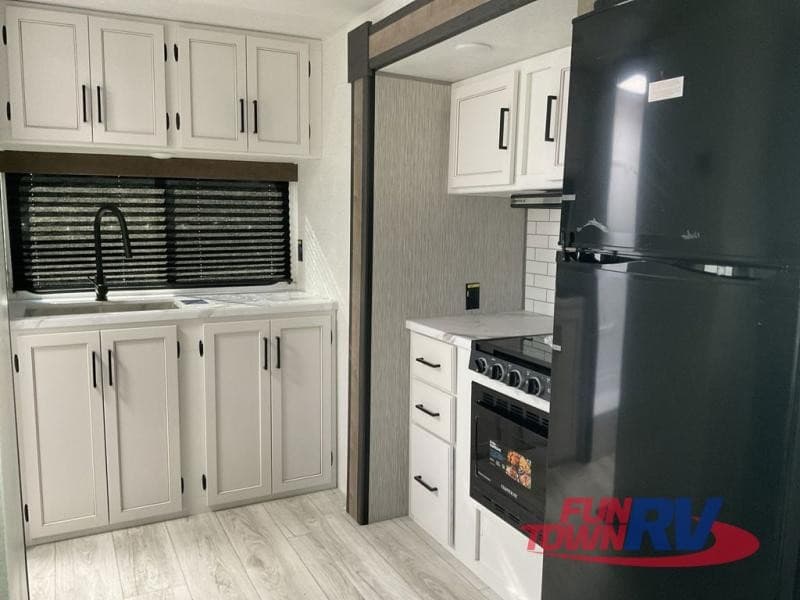 Fun Town RV Amplía su Inventario con Quintas Ruedas Espaciosas y Remolques de Viaje Familiares