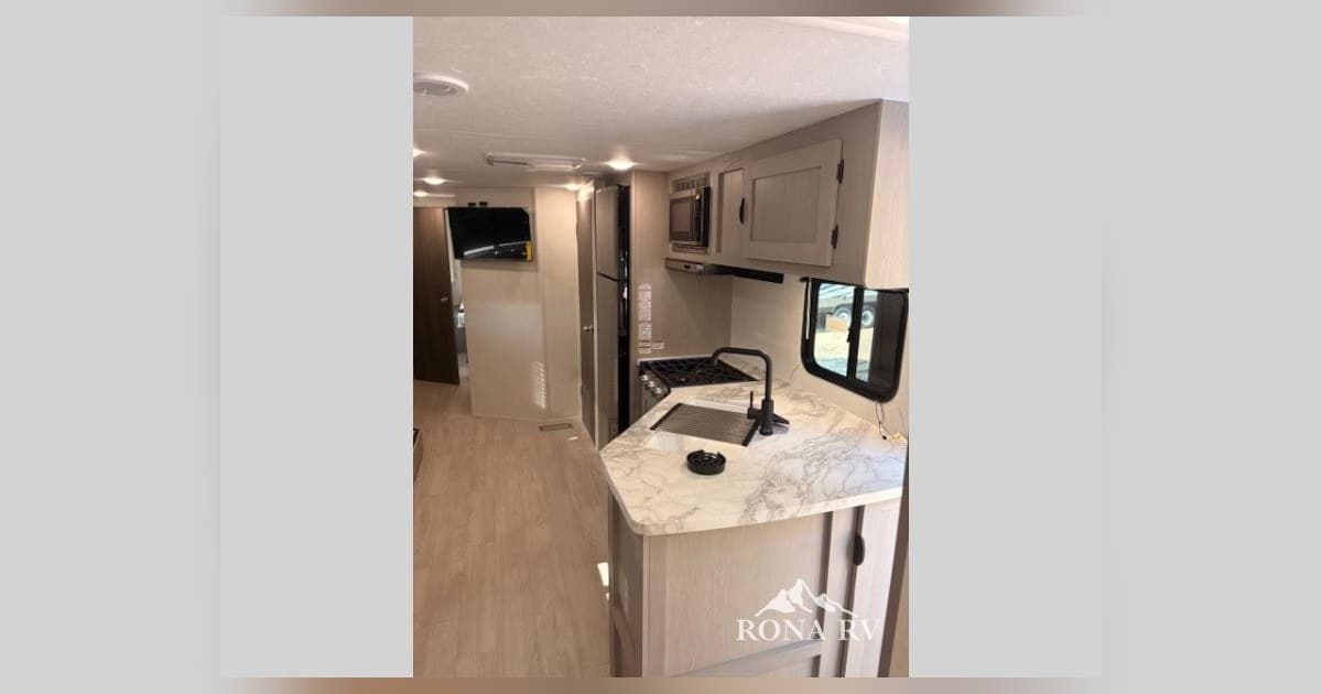 Rona RV destaca su inventario de vehículos de recreación Work and Play Toy Hauler con precios de temporada