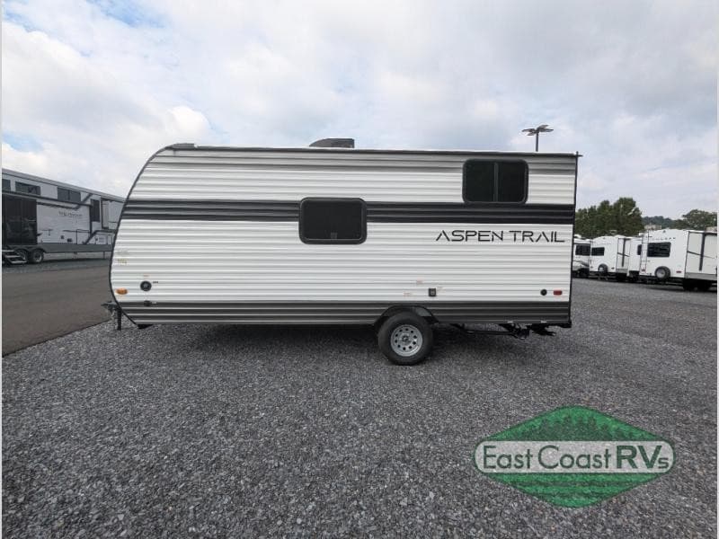 East Coast RV actualiza inventario en Bedford, PA, atendiendo a compradores regionales con remolques de viaje y más