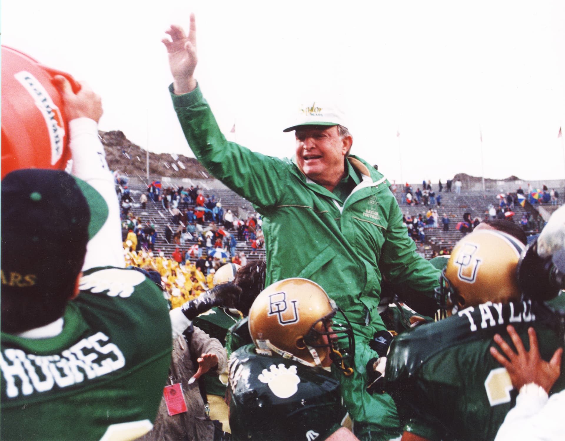 Grant Teaff recibe el Premio al Logro de Toda una Vida Paul 'Bear' Bryant 2025 por su impacto transformador en el fútbol universitario y la comunidad