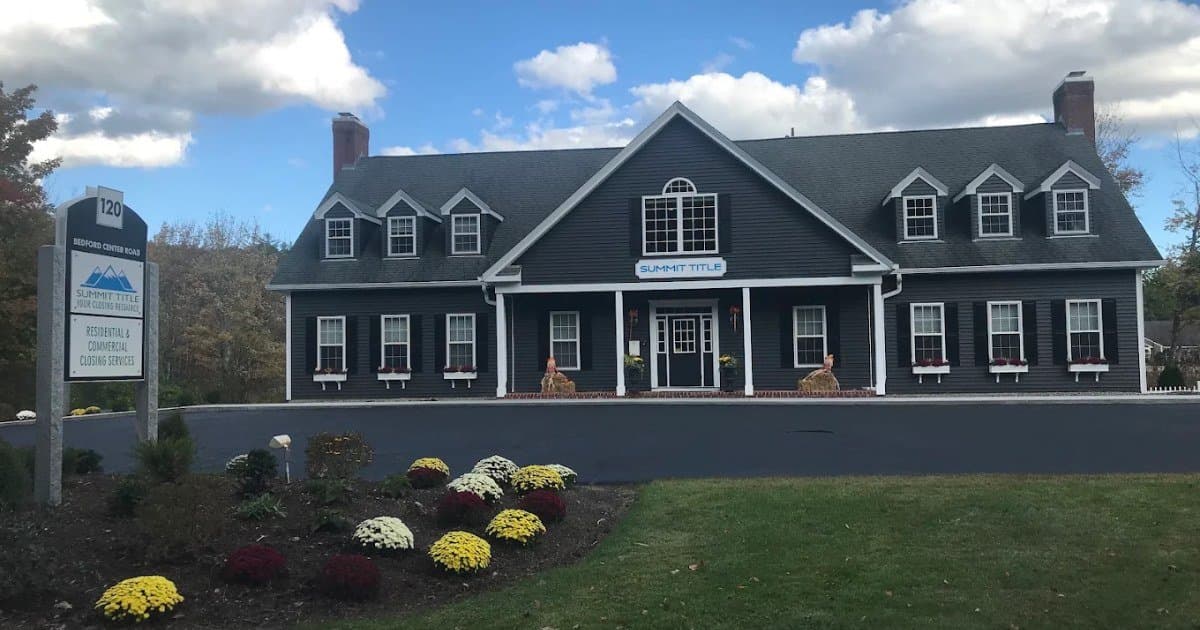 Young's Excavating & Paving completa el repavimentado del estacionamiento para Summit Title en Bedford, NH